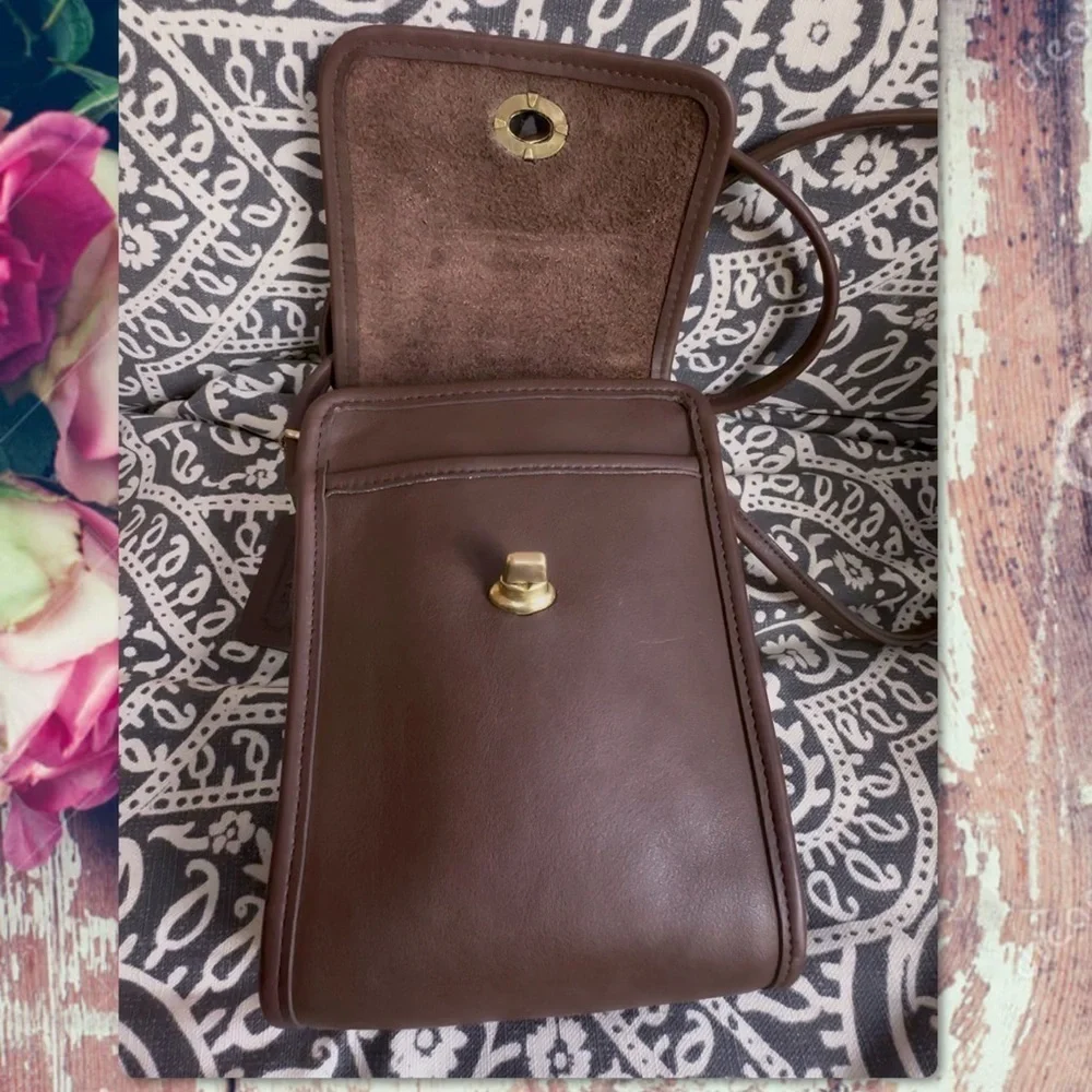 VINTAGE COACH TAUPE BROWN CROSSBODY SCOOTER CROSSBODY BAG
Style 9893 - Picture 7 of 12